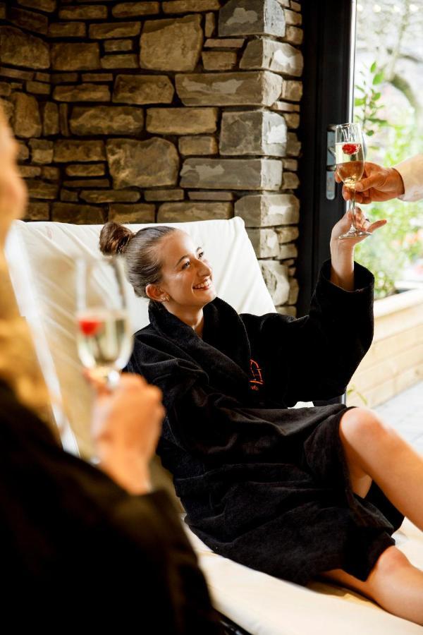 Lanelay Hall Hotel & Spa Hensol Exterior foto A woman in a spa