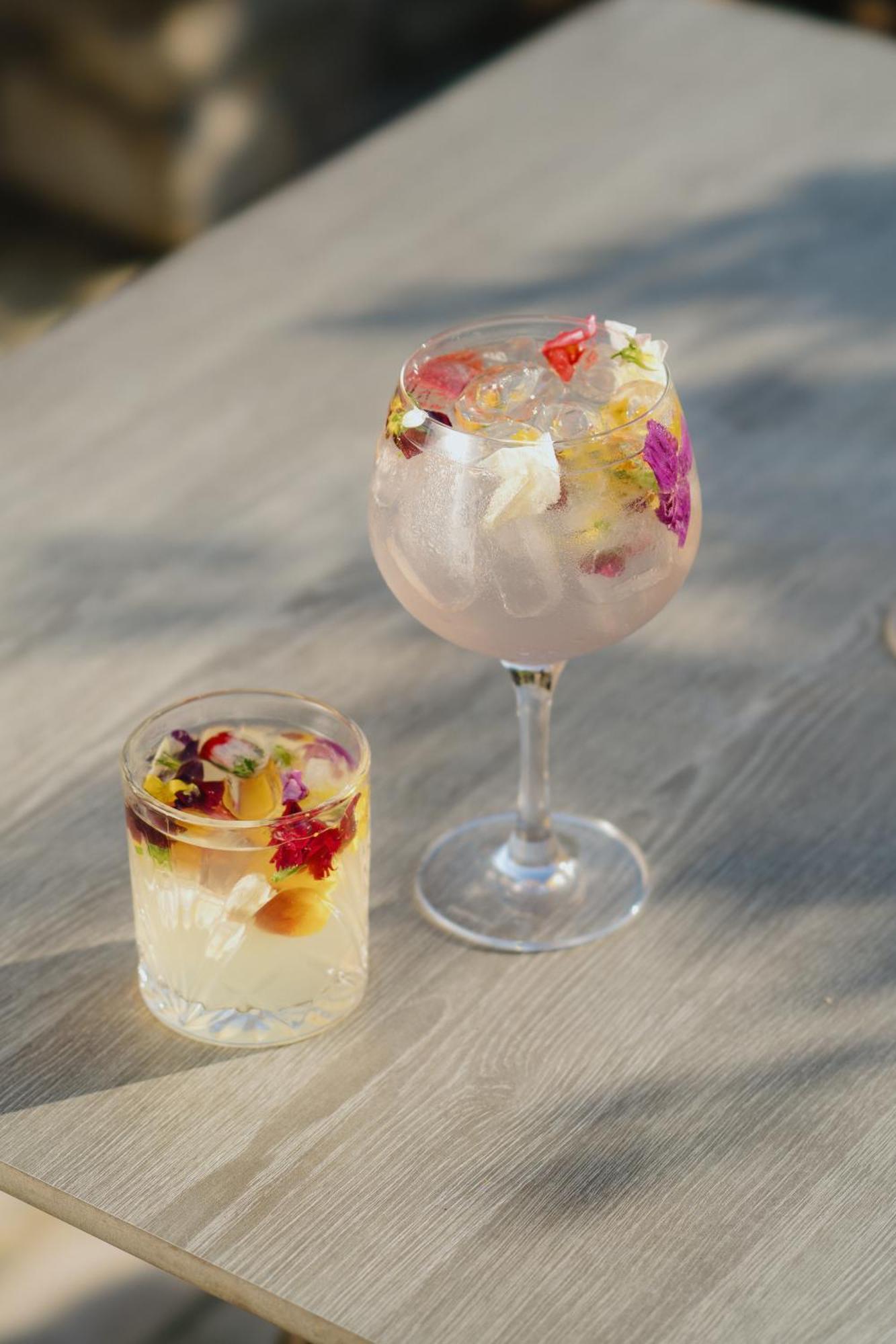 Lanelay Hall Hotel & Spa Hensol Exterior foto A gin and tonic with edible flowers