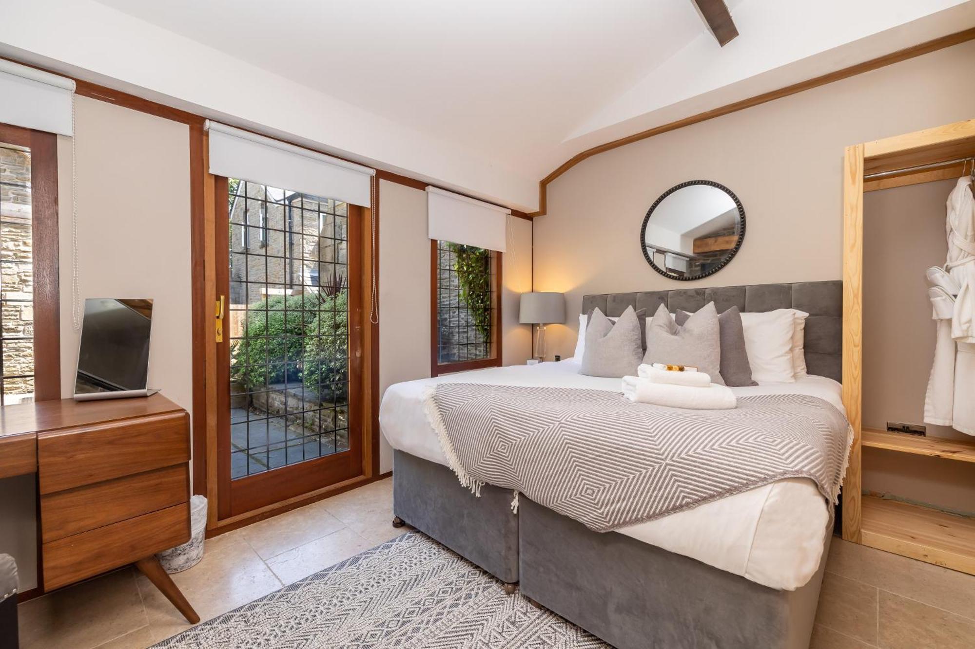 Lanelay Hall Hotel & Spa Hensol Quarto foto A bedroom at the hotel